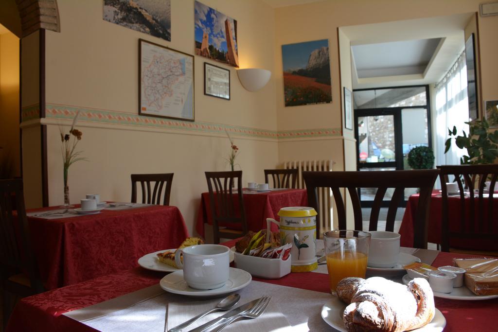 Due Torri Hotel San Severino Marche Ngoại thất bức ảnh